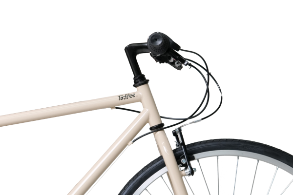 スポーツバイクらしいスタイリッシュかつスポーティな印象を与えます。