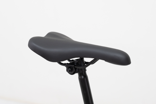 前傾でも足が回しやすい細身のスポーツサドル。