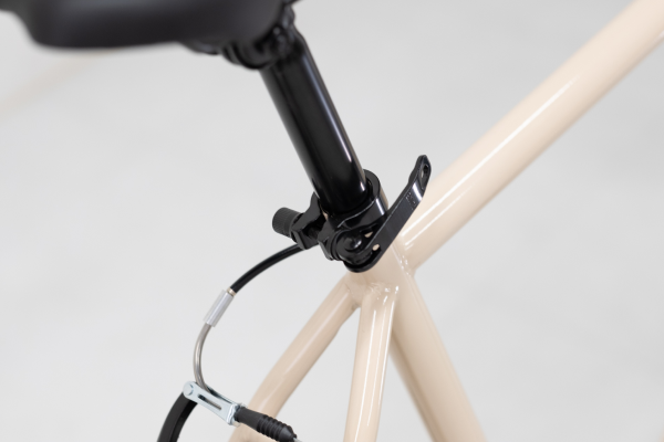 工具要らずのクイックレバーで高さ調整はかんたんです。