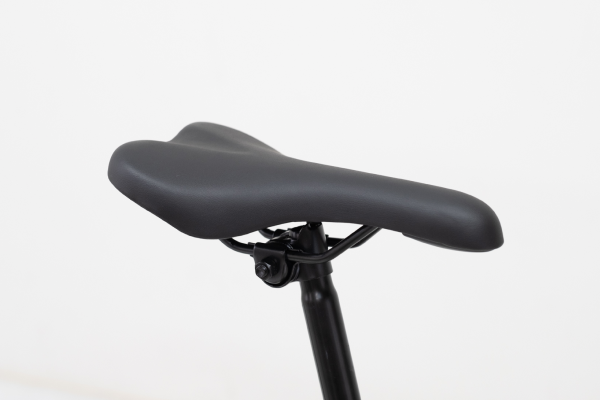 前傾でも足が回しやすい細身のスポーツサドル。