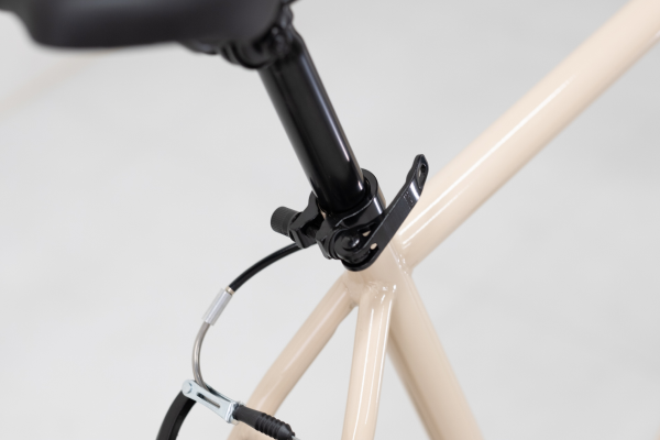 工具要らずのクイックレバーで高さ調整はかんたんです。