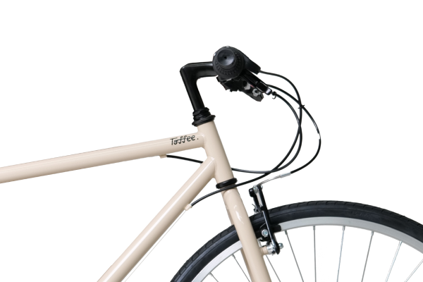 スポーツバイクらしいスタイリッシュかつスポーティな印象を与えます。