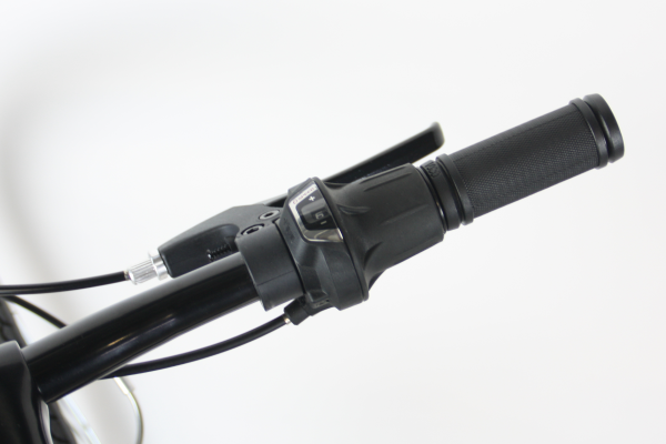 ハンドルを握ったままギアを変更できる、シマノ製のグリップシフトを採用。