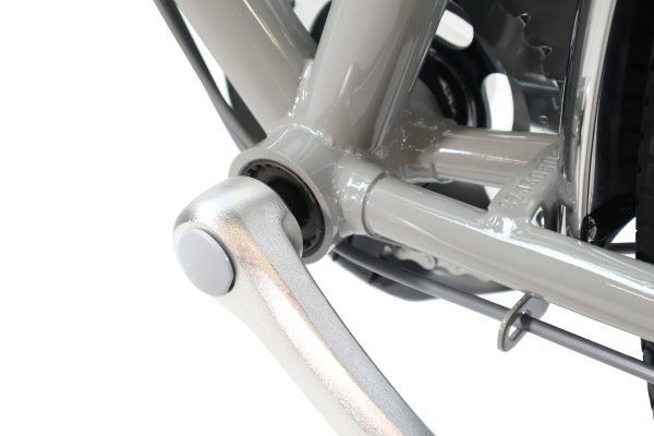 駆動軸のボトムブラケットは高耐久なカートリッジベアリングタイプを採用。