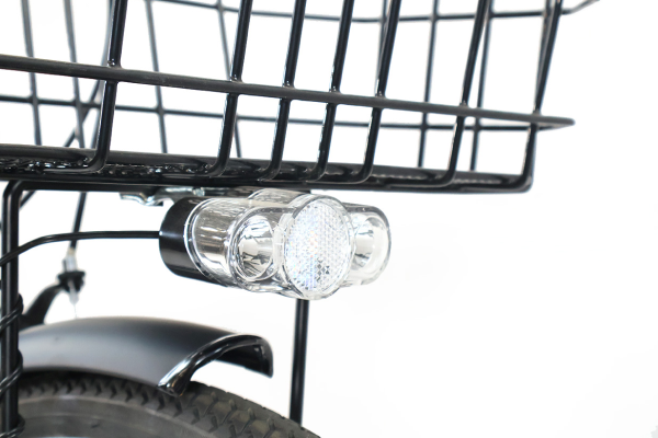 つけ忘れの心配がないLEDオートライトを装備。