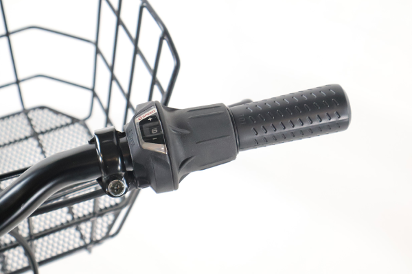 ハンドルグリップを握ったままひねることで変速操作ができます。