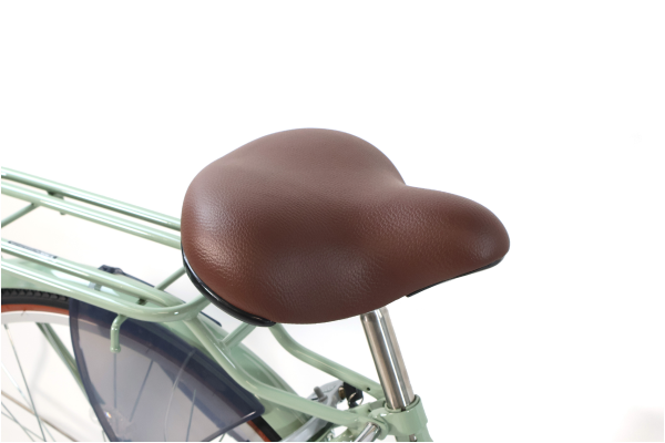 クッション性が非常に高い大型のサドル。シートポストはサビに強いステンレス製を採用。