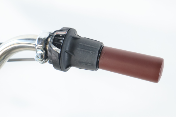 ハンドルを握ったままギアを変更できる、シマノ製のグリップシフトを採用。