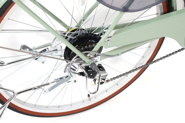 信頼のシマノ製外装6段変速機を搭載。坂道でも快適です。