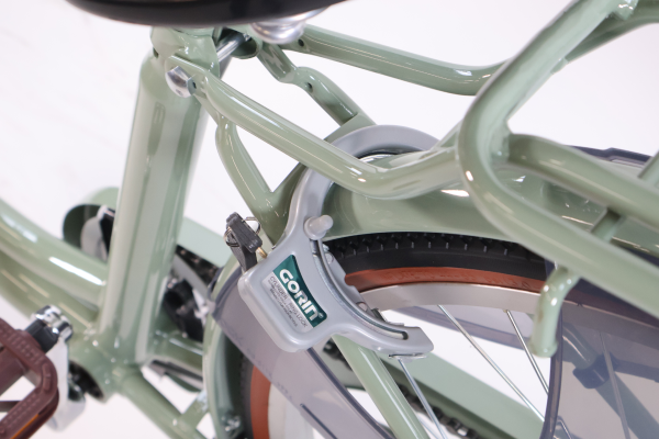 大切な自転車を守る為に、防犯性の高いディンプルキータイプの（リング錠）を装着。