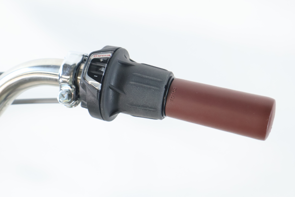 ハンドルを握ったままギアを変更できる、シマノ製のグリップシフトを採用。