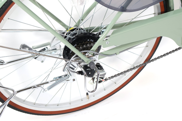 信頼のシマノ製外装6段変速機を搭載。坂道でも快適です。