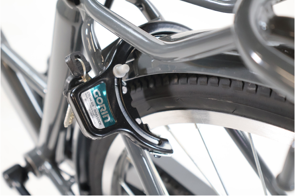 大切な自転車を守る為に、防犯性の高いディンプルキータイプの（リング錠）を装着。