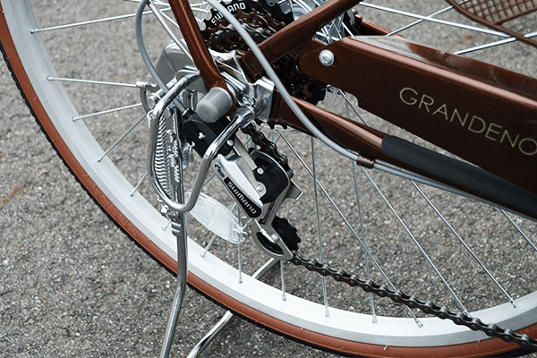 信頼のシマノ製外装6段変速機を搭載。どんな道でも安心・快適です。