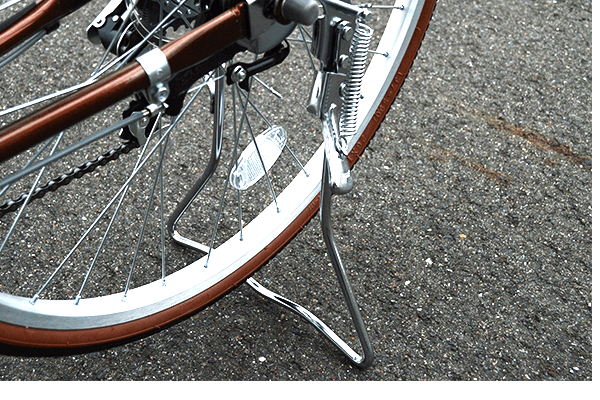 不安定な場所でも車体を安定させられる両足スタンドを搭載。