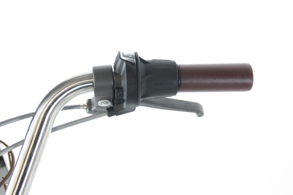 ハンドルを握ったままギアを変更できる、シマノ製のグリップシフトを採用。(※入荷時期により見た目に若干の差異がある場合があります)