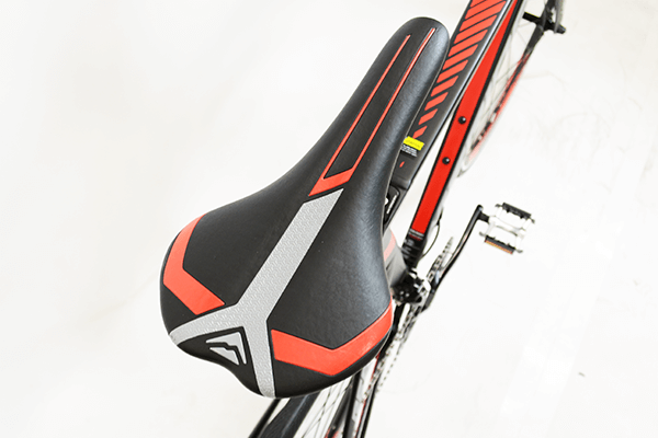 幅が狭くデザイン性の高いサドルを採用。