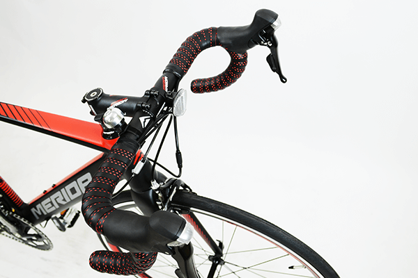 持つポジションを変えることで負荷が分散し長時間乗っていても疲れにくくなります。