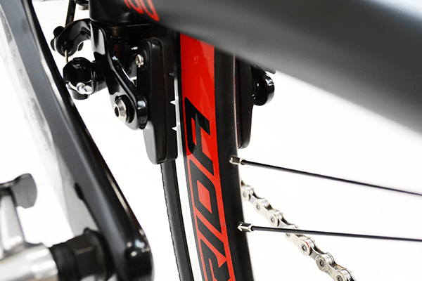 空気抵抗を軽減するためリアブレーキをBB下に装着。
