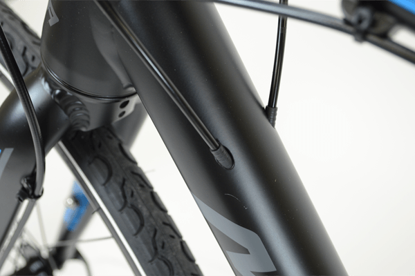 リヤブレーキケーブルをトップチューブに内臓化したMERIDA“インターナルワイヤー”テクノロジーを採用することで見た目もスッキリ。