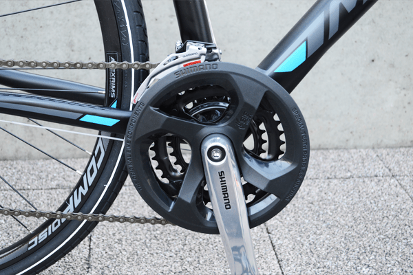 チェーンガード付チェーンリングにより、走行中のチェーンによる裾汚れを防ぎます。