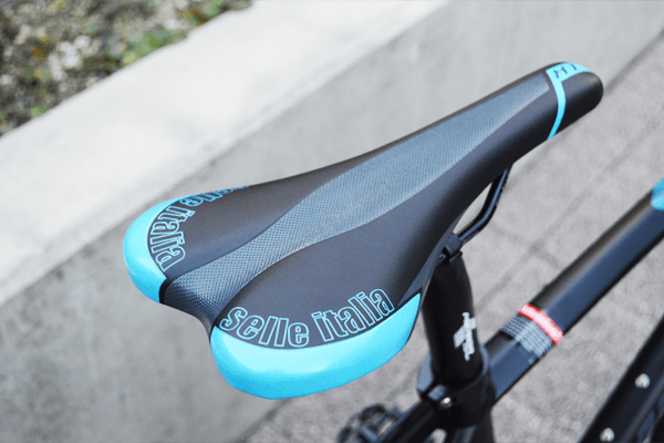 中央にくぼみがあり、長時間の走行でもお尻が痛くなりづらく、快適に走行可能。
