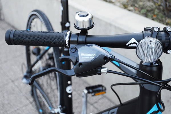 指先で簡単にギアを変更できる、シマノ製変速機を搭載。8段×3段=24段の変速機を装備。