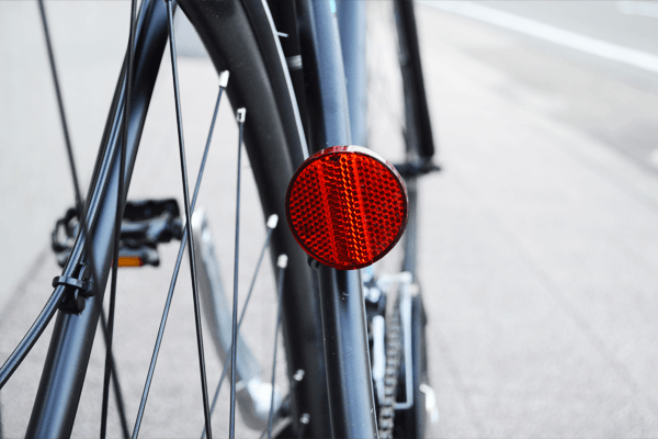 夜間の走行時に必須！反射板が標準装備。