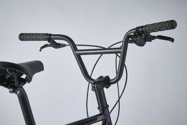 BMXバーを搭載されており、見た目だけでなく個性的な乗車ポジションが可能。