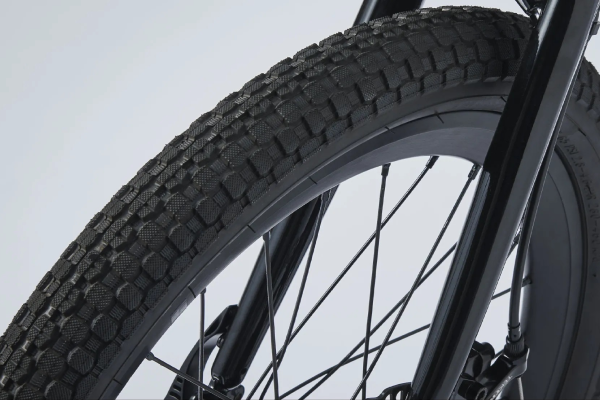 406規格の20インチホイールに1.95インチの太いブロックタイヤを装着。