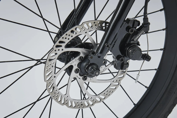 メカニカルディスクブレーキを搭載。悪天候でも制動力を発揮。