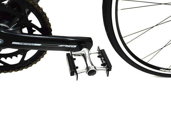 本来ペダルが付属しないモデルですが、すぐにお乗り頂けるようアルミニウム製の軽量ペダルを取り付けてお届け致します。※出荷時期により、付属するペダルは変更になる可能性がございます。