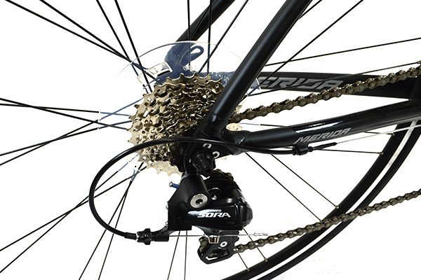 信頼性の高いシマノ製変速機。フロントは「Claris(クラリス)」、リアは「Sora(ソラ)」で、2速×8速を装備。
