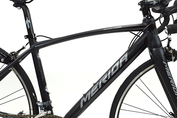 超軽量アルミフレームを採用。MERIDAのアルミニウム加工技術と組み合わせる事で高いパフォーマンスを実現。