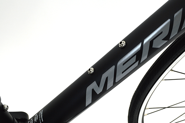 スポーツドリンク用ホルダーまたはペットボトル用ホルダーが設置可能なボトルホルダー台座付き。