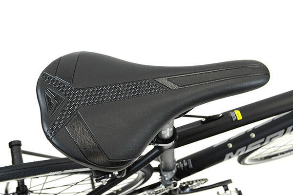 幅が狭くデザイン性の高いスポーティーサドルを採用。