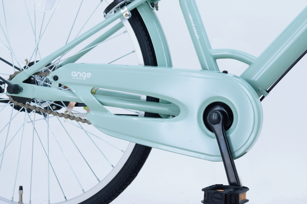 自転車のフレーム形状は乗り降りしやすさを考慮して設計されており、子どもたちが安全に乗り降りできるようになっています