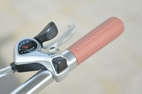 指先で簡単に変速操作ができる、シマノ製の変速機を搭載。