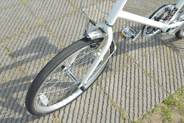 小さな自転車に小さなタイヤを搭載。変速機もついて、普通のママチャリ以上の走行性能を実現！