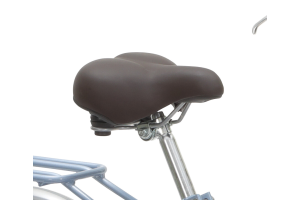 真空一体成型のやわらかいサドル。厚みがあり、おしりに優しい。