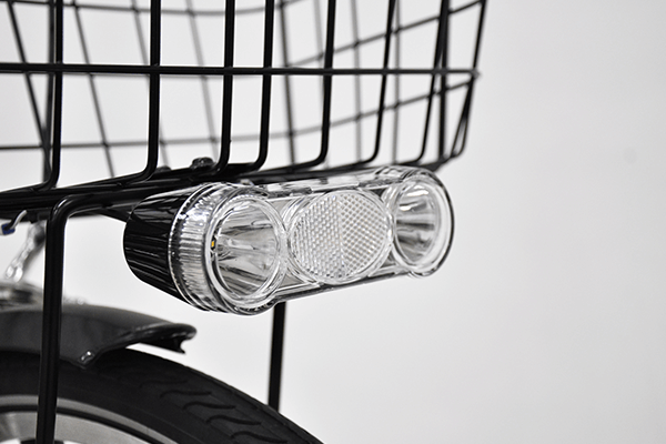 明るいLEDオートライトで夜間もしっかり存在をアピール！夜道の走行も安心。