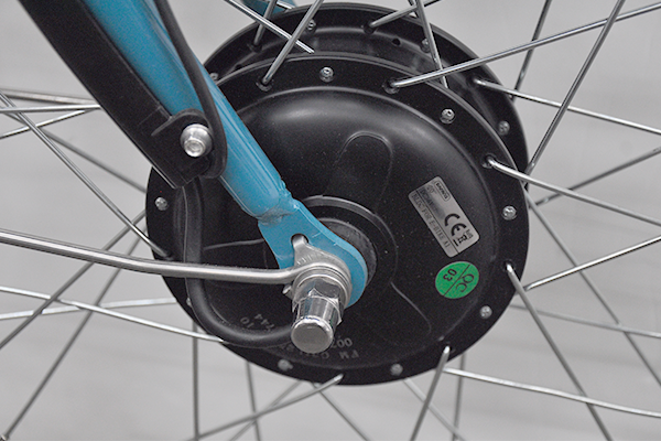 前輪はモーターで、後輪はペダルを漕ぐ力で駆動することにより両輪で力強く走ります。