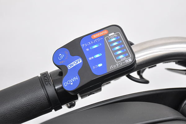 3モード（強・標準・エコ）の切替ボタンでアシスト力をコントロール。バッテリー残量は５段階で表示。オートライトのセンサーも付いています。