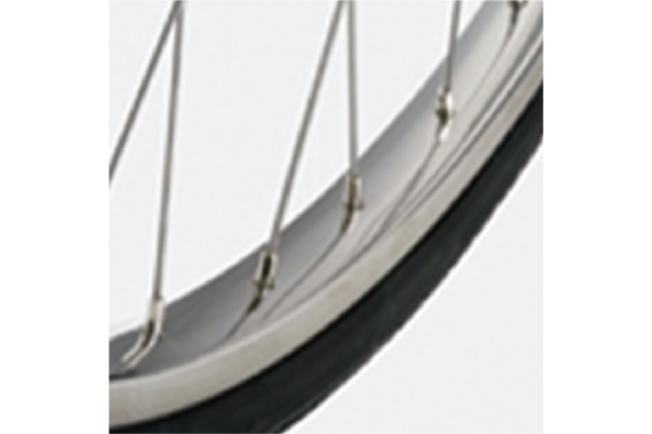 軽くて強いアルミ製リム。