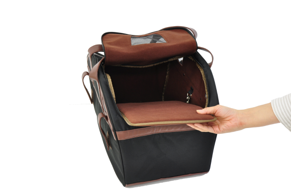 バッグの内装は触り心地の良い内張、底面の厚手のクッションシートは取り外し可能で掃除がしやすくなっています。また走行性の安全性を図るため飛びだし防止のリードフックが2本ついています。（※　ペットを乗せるときは飛びだし防止のためリードフックを必ずつけてください。その際フックは短めに調整してください。）