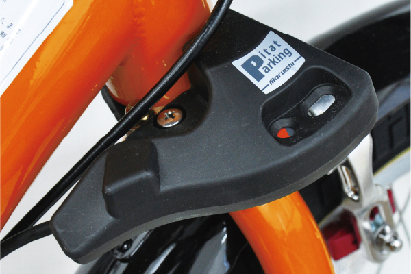 スタンドを立てると同時にハンドルがピタッと止まるオリジナル機構。駐輪時にハンドルが回転して転倒してしまうことを防止する安全機能です。