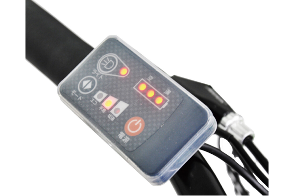 3モード（坂道・平坦・エコ）の切替ボタンでアシスト力をコントロール。バッテリー残量は3段階で表示。簡単に操作できます。