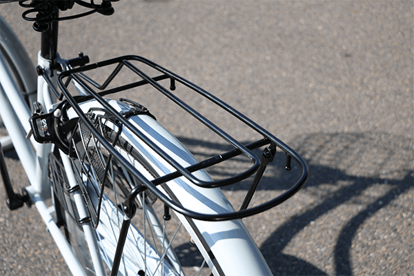 後ろカゴが取り付け可能なキャリアを標準装備。荷物が多くても安心です。