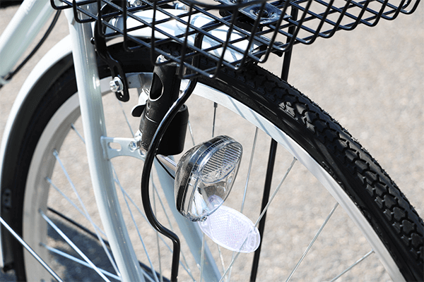 バッテリー切れの心配がないダイナモライトを採用。夜でも安心して走行可能。