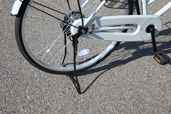 不安定な場所でも車体を安定させられる両足スタンドを搭載。